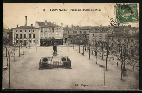 AK Feurs /Loire, Place de l`Hôtel-de-Ville et statue centrale