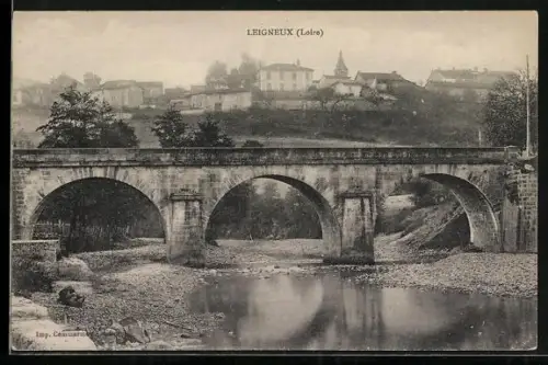 AK Leigneux /Loire, Vue du pont en pierre et du village en arrière-plan