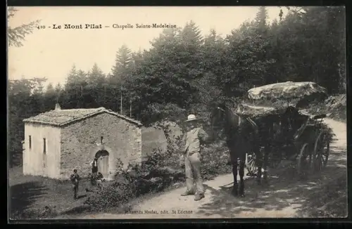 AK Le Mont Pilat, Chapelle Sainte-Madeleine et calèche dans la forêt