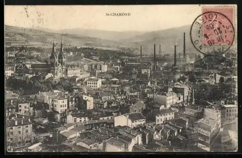 AK Saint-Chamond, Vue sur la ville avec église et cheminées industrielles en arrière-plan