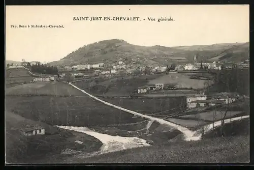 AK Saint-Just-en-Chevalet, Vue générale du village et des collines environnantes