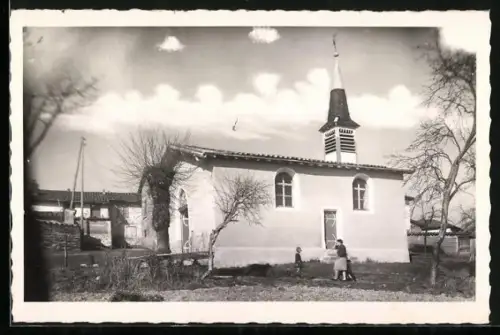 AK Panissières /Loire, Chapelle de Saint-Loup avec enfants jouant devant l`église