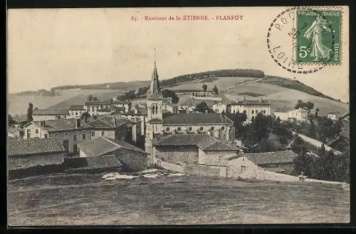 AK Planfoy, Vue du village avec son église et les collines environnantes