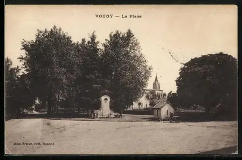 AK Vougy, La Place avec vue sur l`église et arbres environnants