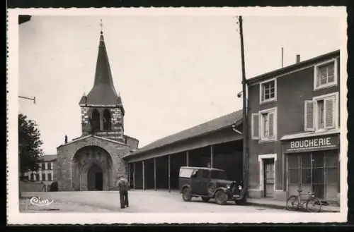 AK Noirétable /Loire, L`Église et la rue avec la boucherie et une voiture ancienne
