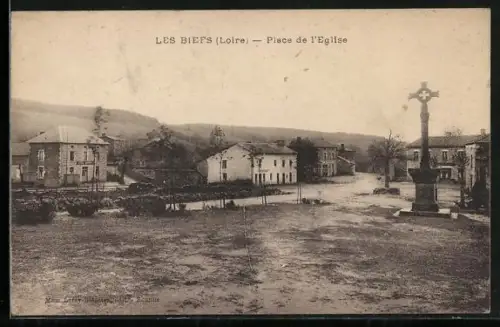 AK Les Biefs /Loire, Place de l`Église avec croix en pierre et maisons environnantes