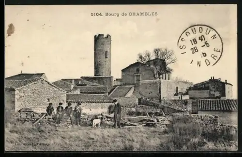 AK Chambles, Vue du bourg avec tour médiévale et villageois à l`avant-plan