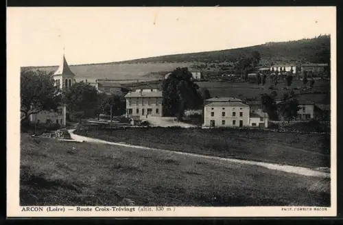 AK Arcon /Loire, Route Croix-Trévingt avec vue sur le village et les collines environnantes