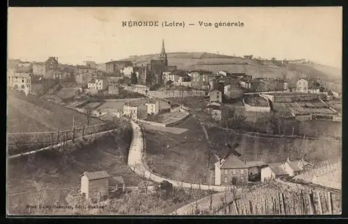 AK Néronde /Loire, Vue générale du village avec paysage vallonné en arrière-plan