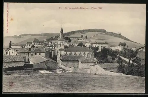 AK Planfoy, Vue du village et de l`église avec collines en arrière-plan