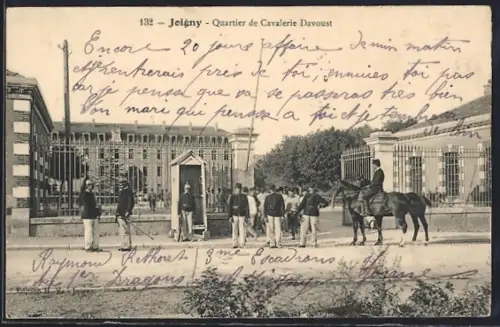 AK Joigny, Quartier de Cavalerie Davoust avec soldats et cavalier devant la caserne