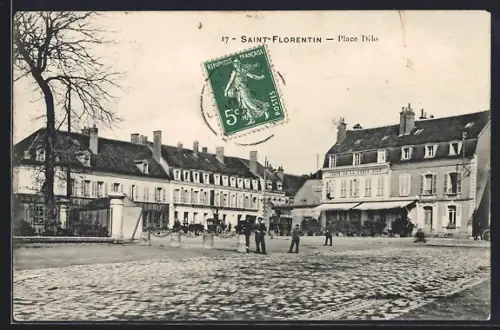 AK Saint-Florentin, Place Dilo avec bâtiments et passants sur la place pavée