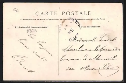 AK Saint-Florentin, Place Dilo avec bâtiments et passants sur la place pavée