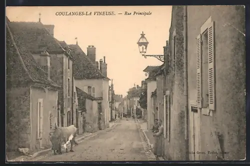 AK Coulanges-la-Vineuse, Rue Principale avec une vache et des habitants locaux