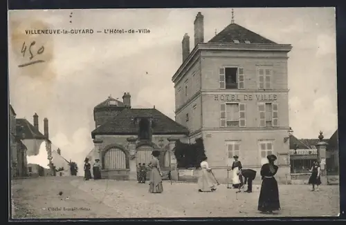 AK Villeneuve-la-Guyard, L`Hôtel-de-Ville avec des passants dans la rue
