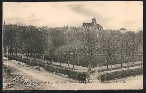 AK Villeneuve-la-Guyard, Place des Promenades avec vue sur l`église