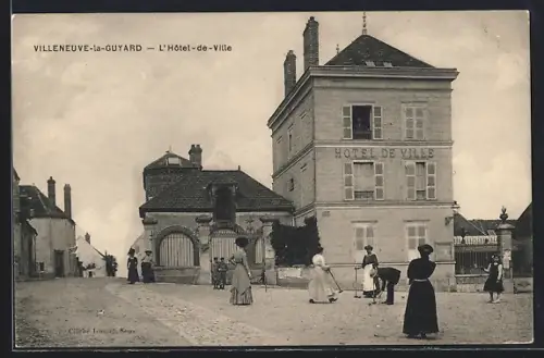AK Villeneuve-la-Guyard, L`Hôtel-de-Ville avec passants sur la place