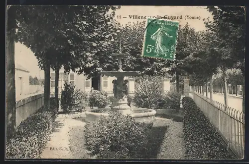 AK Villeneuve-la-Guyard /Yonne, Le charmant square et sa fontaine