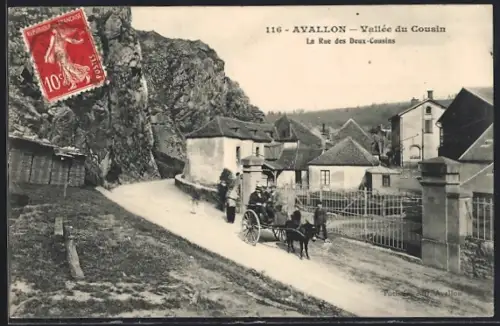 AK Avallon, La Rue des Deux-Cousins avec calèche et maisons au pied des rochers
