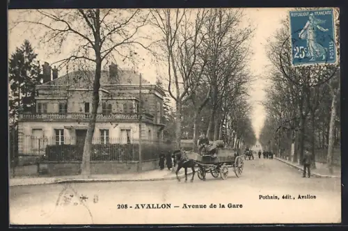 AK Avallon, Avenue de la Gare avec calèche et passants