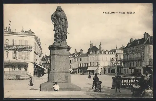 AK Avallon, Place Vauban avec statue et vue sur les bâtiments environnants