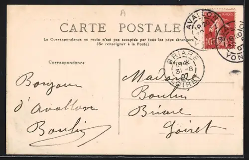 AK Avallon, Place Vauban avec statue et vue sur les bâtiments environnants