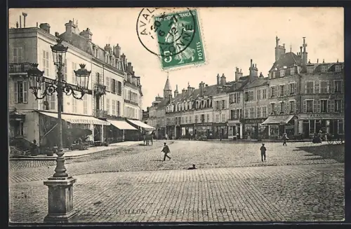 AK Avallon, Place Vauban et ses élégants édifices