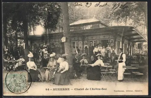 AK Auxerre, Chalet de l`Arbre-Sec avec des personnes assises en plein air