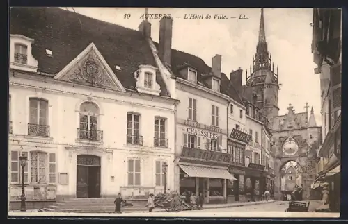 AK Auxerre, L`Hôtel de Ville et la tour de l`Horloge sur la rue principale
