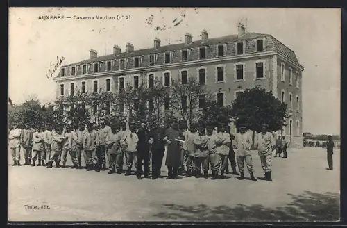 AK Auxerre, Caserne Vauban, n° 2, groupe de soldats devant le bâtiment principal