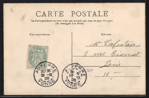 AK Auxerre, Caserne Vauban, n° 2, groupe de soldats devant le bâtiment principal