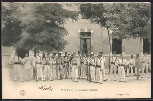 AK Auxerre, Caserne Vauban avec des soldats en uniforme devant le bâtiment