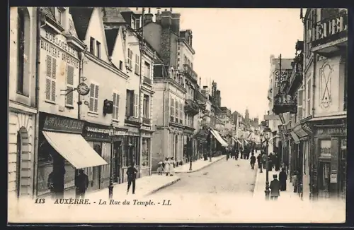 AK Auxerre, La Rue du Temple animée avec commerces et passants
