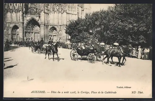 AK Auxerre, Fêtes du 2 août 1908, le Cortège, Place de la Cathédrale