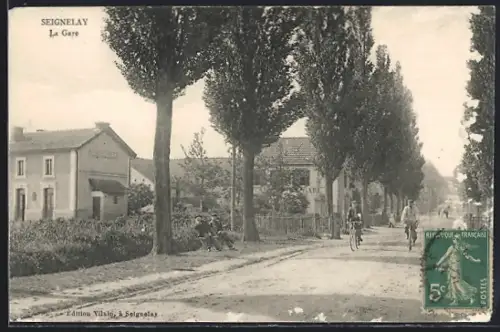 AK Seignelay, La Gare et avenue bordée d`arbres avec cyclistes