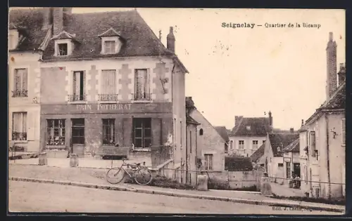 AK Seignelay, Quartier de la Biécamp avec un vélo appuyé contre un mur