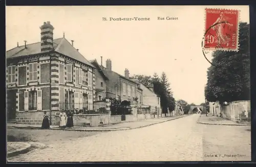 AK Pont-sur-Yonne, Rue Carnot avec maisons et passants