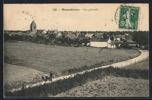 AK Menestreau, Vue générale du village avec église et paysage rural