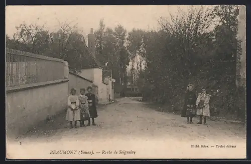 AK Beaumont /Yonne, Route de Seignelay avec enfants posant sur la route