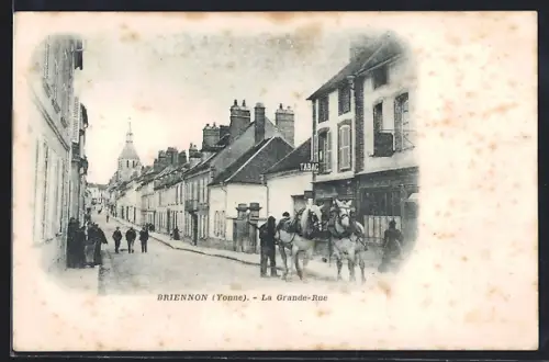 AK Brienon /Yonne, La Grande-Rue avec chevaux et passants