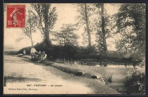 AK Festigny, Un lavoir au bord de l`eau avec des personnes se reposant près des arbres