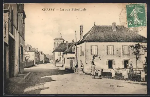AK Chassy, La rue Principale avec bâtiments et passants