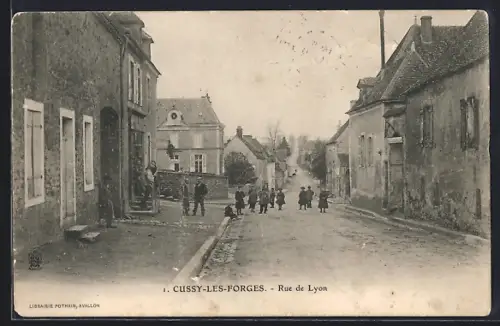 AK Cussy-les-Forges, Rue de Lyon avec des enfants jouant dans la rue