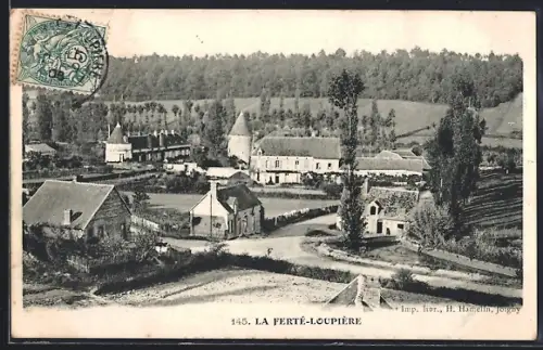 AK La Ferté-Loupière, Vue du village avec ses maisons et la campagne environnante