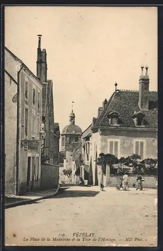AK Vézelay, La Place de la Madeleine et la Tour de l`Horloge