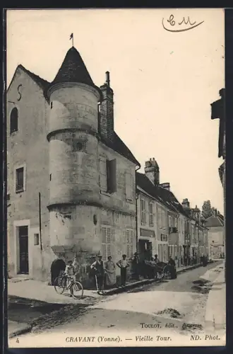 AK Cravant /Yonne, Vieille Tour avec habitants devant