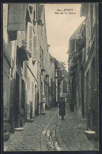AK Joigny, Rue de la Tuerie animée avec passants