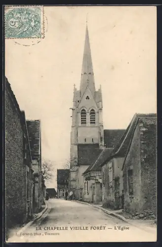 AK La Chapelle Vieille Forêt, L`Église et la rue principale du village