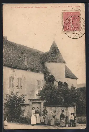 AK St-Cyr-les-Colons, Vieux Château avec des villageois devant le bâtiment