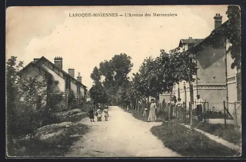 AK Laroche-Migennes, L`Avenue des Marronniers avec des passants